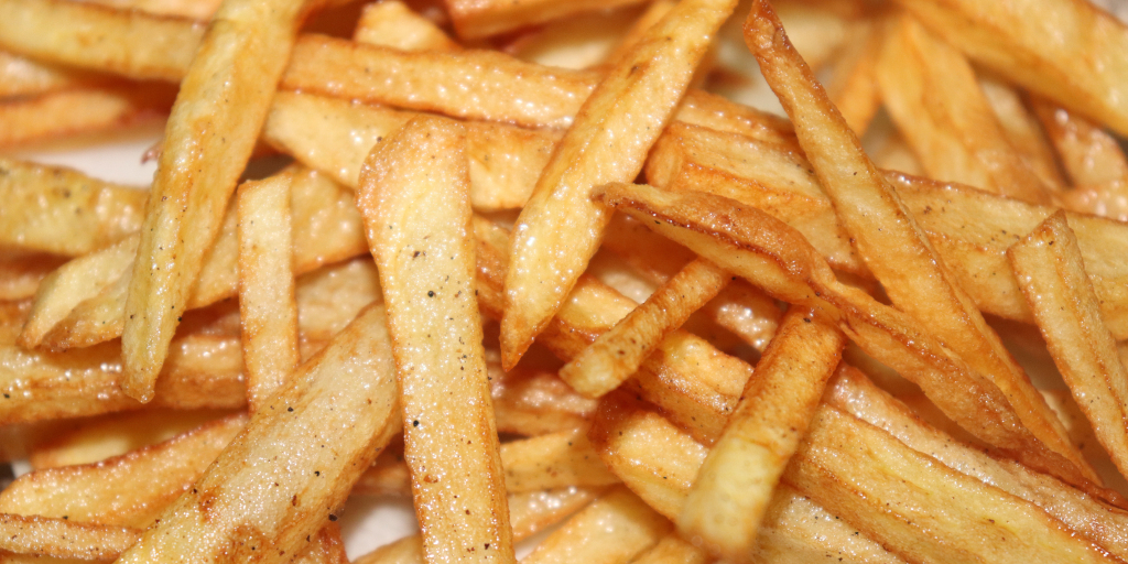 Linga-Longa. Photo by Somia Lone on Unsplash. Shows a heap of chips.